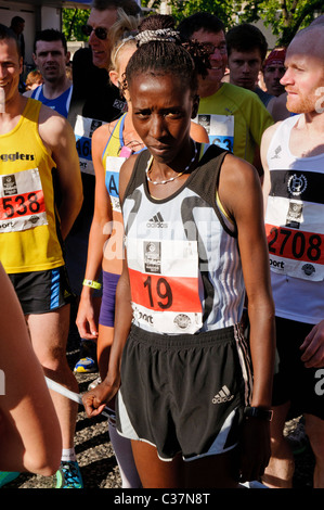 Coureur Kenyan Rael Kimaiyo au début de l'année30th Belfast City Marathon. Le 02/05/2011 Banque D'Images