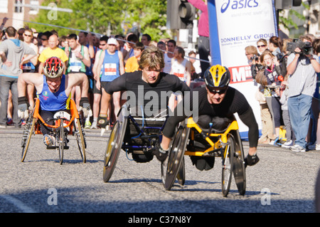 Course en fauteuil roulant commence à la 30ème Marathon de la ville de Belfast. Le 02/05/2011 Banque D'Images