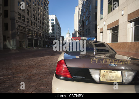 Une voiture de police stationnée dans le centre d'Indianapolis. Banque D'Images