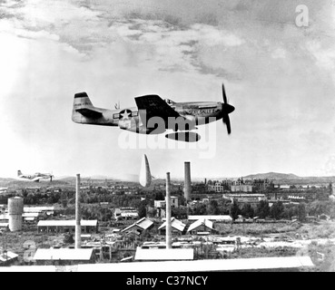 F-51 Mustang de la U.S. Air Force Cinquième 18e escadre de bombardiers publie deux bombes au napalm sur cible militaire en Corée du Nord. Banque D'Images