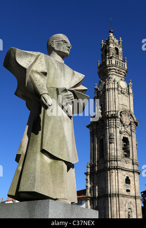 Le monument à Antonio Ferreira Gomes (1906 - 1989), l'Évêque de Porto, à l'Église et la Tour des Clercs de Porto, Portugal. Banque D'Images