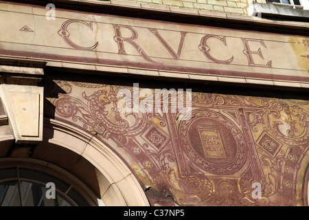 L'EXTÉRIEUR DE L'ANCIENNE MANÉCANTERIE DE LA CATHÉDRALE ST PAUL LONDON MAINTENANT UNE AUBERGE DE JEUNESSE Banque D'Images