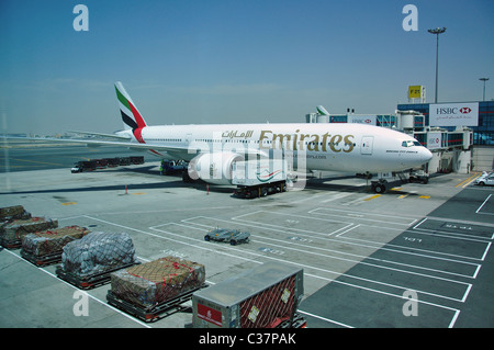 Unis à la porte avion, l'Aéroport International de Dubaï, Al Garhoud, Dubaï, Émirats Arabes Unis Banque D'Images