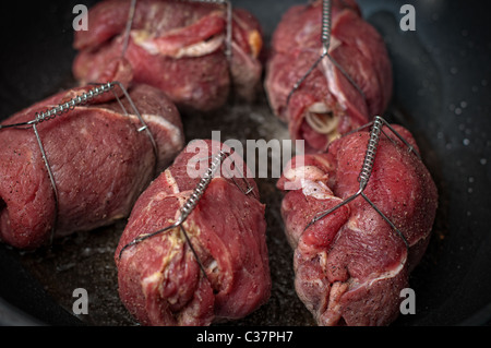 Roulés de viande crue Banque D'Images