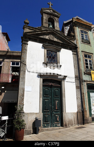 La chapelle St Nicolas (Capelo n Sao Nicolau) dans le quartier de Ribeira de Porto, au Portugal. Banque D'Images