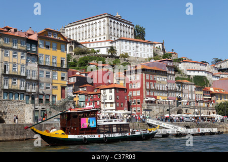 Une croisière quai près du fleuve de Porto Ribeira de Porto, au Portugal. Banque D'Images