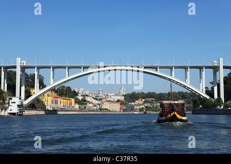 Le 270m de large pont Arrabida (Portugais : Ponte de Arrábida) enjambe le fleuve Douro à Porto au Portugal. Banque D'Images