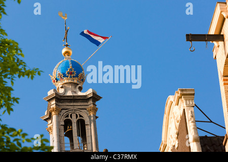 Westertoren Amsterdam, Westchurch ouest Ouest Tour de l'Église, l'icône et symbole de la ville. La couronne impériale et d'un drapeau Banque D'Images