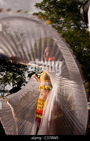 Une dame street dancer Philippines fléchit ses ailes en tissu. Banque D'Images