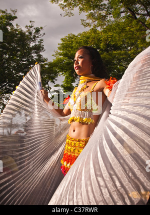 Une dame street dancer Philippines fléchit ses ailes en tissu. Banque D'Images