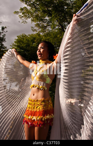 Une dame street dancer Philippines fléchit ses ailes en tissu. Banque D'Images