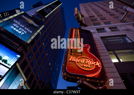 New York, NY - 22 janvier 2011 : Hard Rock Cafe Sign in Times Square Banque D'Images