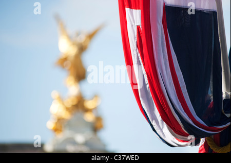 Drapeau de l'Union européenne étendus dehors le palais de Buckingham avec la statue dorée en haut de l'Édifice commémoratif Victoria. Banque D'Images