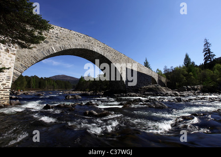 Le récemment rénové (2011) ancien Invercauld Pont sur la rivière Dee près de Braemar dans Aberdeenshire, Ecosse, Royaume-Uni Banque D'Images