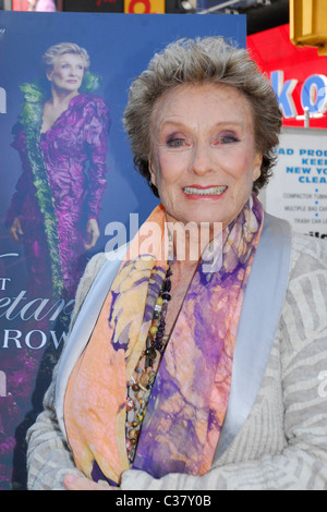 Cloris Leachman dévoile son nouveau spot publicitaire de PETA, 'que le végétarisme croître sur vous" sur Times Square, New York City, USA - 31.03.09 Banque D'Images