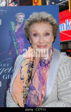 Cloris Leachman dévoile son nouveau spot publicitaire de PETA, 'que le végétarisme croître sur vous" sur Times Square, New York City, USA - 31.03.09 Banque D'Images