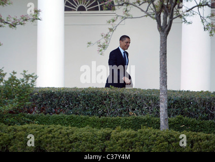 Le président américain Barack Obama se rend à un marin à la Maison Blanche pour commencer son voyage en Europe. Obama a quitté mardi sur la Banque D'Images