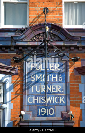 Sol carrelé 1910 panel pour la fuller, Smith et truner brasserie de Chiswick, sur la salutation inn, Hammersmith, Londres, Angleterre Banque D'Images