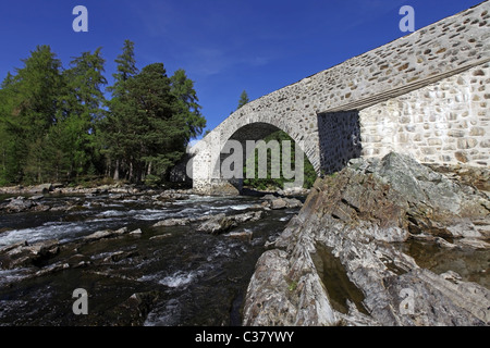 Le récemment rénové (2011) ancien Invercauld Pont sur la rivière Dee près de Braemar dans Aberdeenshire, Ecosse, Royaume-Uni Banque D'Images