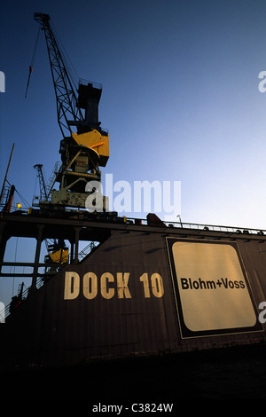 10 quai du chantier naval Blohm  + Voss au coucher du soleil dans le port allemand de Hambourg. Banque D'Images