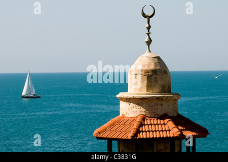 Vente d'un bateau et un minaret vu de Jaffa. Banque D'Images