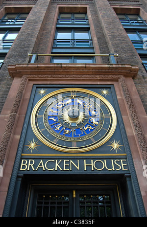 Horloge Astrologique au-dessus d'une entrée de bracken house, ancienne résidence du Financial Times, dans la région de Cannon Street, Londres, Angleterre Banque D'Images