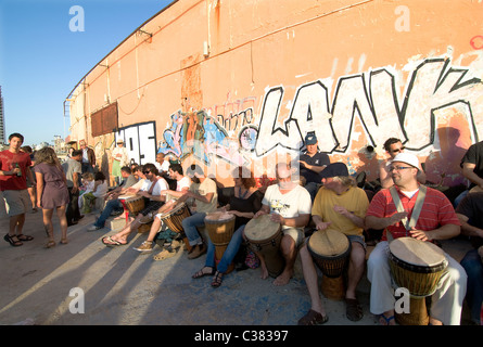 Vendredi après-midi drumming session lors de l'heures du coucher du soleil à le Dolfinarium beach à Tel Aviv. Banque D'Images