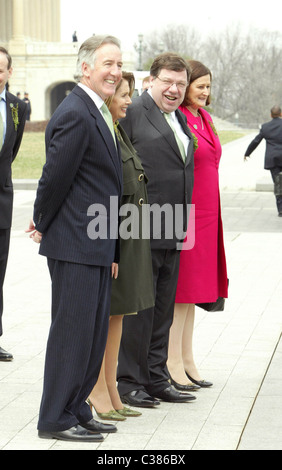 Le membre du Congrès Richard Neal, la présidente de la Chambre Nancy Pelosi, et le Premier ministre irlandais Brian Cowen à pied sur les marches du Capitole Banque D'Images