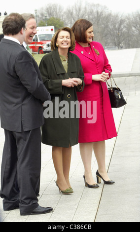 Le membre du Congrès Richard Neal, la présidente de la Chambre Nancy Pelosi, et le Premier ministre irlandais Brian Cowen à pied sur les marches du Capitole Banque D'Images