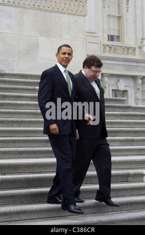 Le président américain Barack Obama et le Premier ministre irlandais Brian Cowen à pied sur les marches du Capitol à la suite d'un St. Banque D'Images