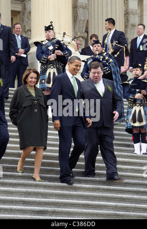 La Présidente de la Chambre Nancy Pelosi, le président américain Barack Obama et le Premier ministre irlandais Brian Cowen à pied sur les marches du Capitole Banque D'Images