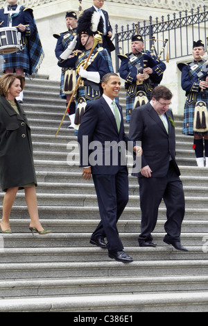 La Présidente de la Chambre Nancy Pelosi, le président américain Barack Obama et le Premier ministre irlandais Brian Cowen à pied sur les marches du Capitole Banque D'Images