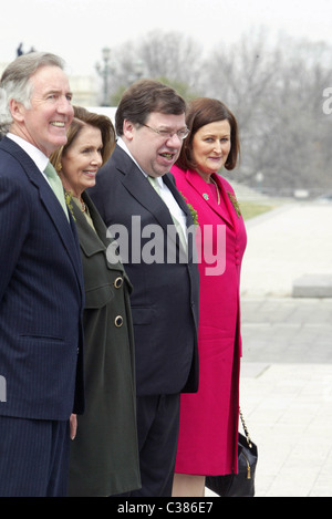 Le membre du Congrès Richard Neal, la présidente de la Chambre Nancy Pelosi, et le Premier ministre irlandais Brian Cowen à pied sur les marches du Capitole Banque D'Images