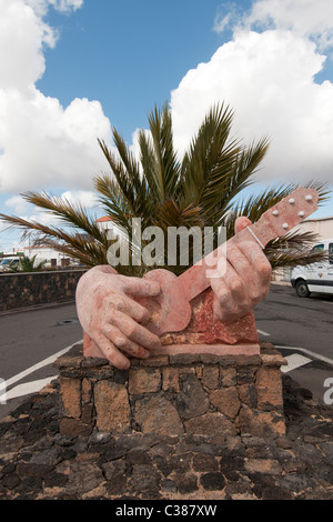 Statue d'argile de mains à jouer de la guitare Lajares Fuerteventura Canaries Banque D'Images