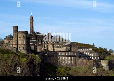 Calton Hill, le Monument Nelson et St Andrew's House, le siège du gouvernement écossais. Edimbourg, Ecosse Banque D'Images