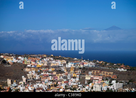 Maisons colorées de Playa Santiago, La Gomera. Le Teide sur Tenerife est vu dans la distance. Banque D'Images