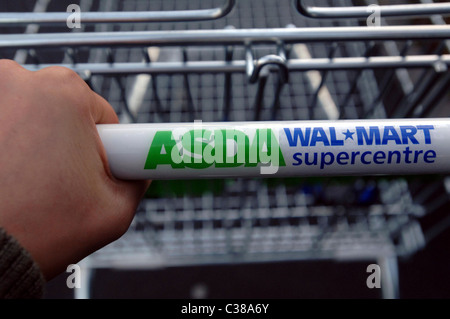 L'ASDA client Walmart la collecte un chariot prêt à commencer leurs achats. Banque D'Images