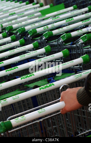 L'ASDA client Walmart la collecte d'un chariot. Banque D'Images