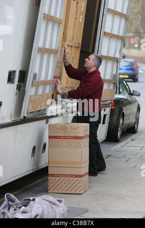 Movers sont vus et boîtes de chargement dans un camion de déménagement de meubles de Gwyneth Paltrow et Chris Martin's London Residence. Banque D'Images