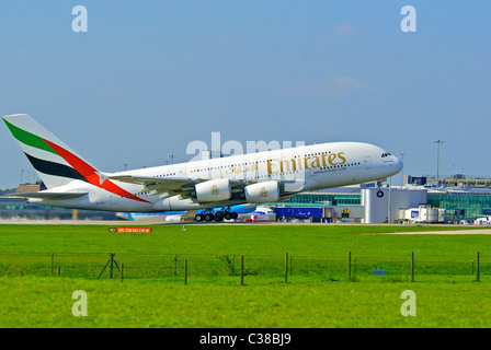 Airbus A380-800 Emirates décolle à Manchester. Banque D'Images