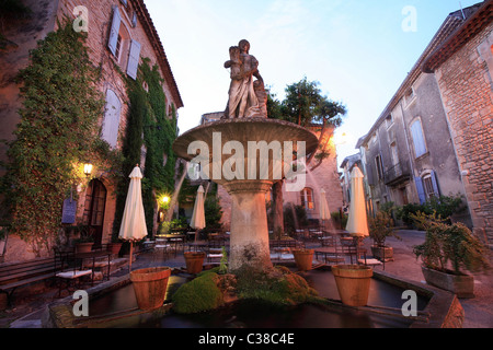 Saignon, centre historique à la brunante, département de Vaucluse, Provence-Alpes-Côte d'Azur, France, Europe Banque D'Images