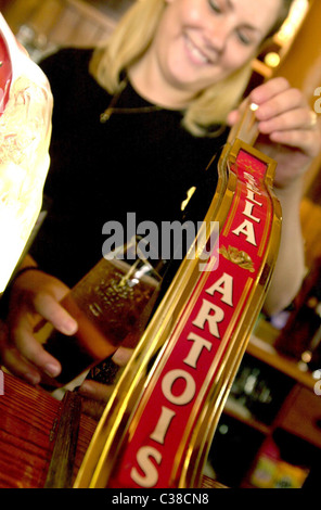 L'image montre une pinte de Stella Artois tractée dans un pub de Londres. Banque D'Images