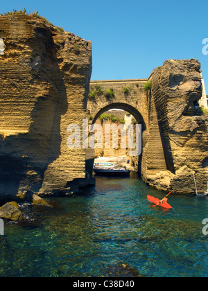 Creusées dans les roches, le port de Santa Cesarea Terme, Pouilles, Italie, Europe Banque D'Images