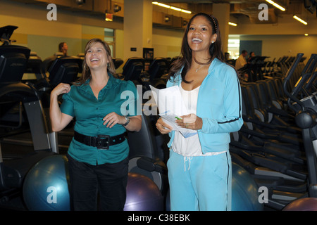 Equinox Fitness Club manager Amy Krieger et Tracy Wilson Tracy Wilson, épouse de joueur NBA Alonzo Mourning, et le fondateur de Banque D'Images