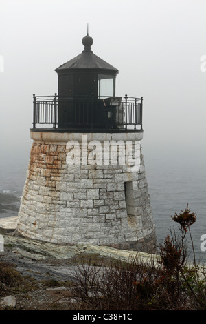 Castle Hill Lighthouse en un jour brumeux, Newport, Rhode Island, USA. Banque D'Images