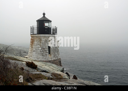 Castle Hill Lighthouse en un jour brumeux, Newport, Rhode Island, USA. Banque D'Images