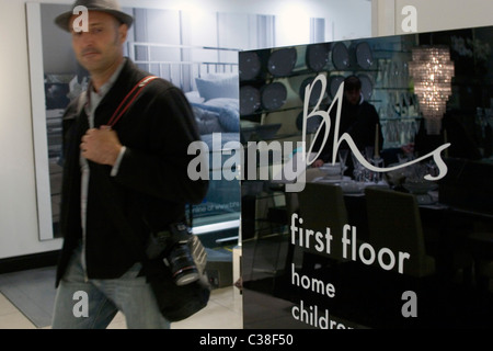 Un client à l'intérieur du shopping store BHS sur Oxford Street, Londres Banque D'Images