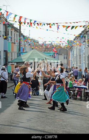 Membres de Brighton Morris hommes et femmes se présentant à un fête de rue dans la région de Hanovre de la ville du Royaume-Uni Banque D'Images