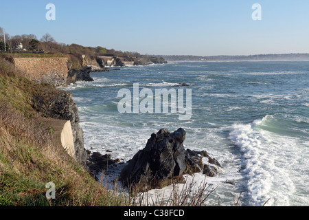 La falaise à pied à Newport, Rhode Island, USA, offre un trois et un demi-mille à pied au bord de mer bluffs. Banque D'Images