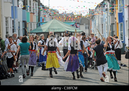 Membres de Brighton Morris hommes et femmes se présentant à un fête de rue dans la région de Hanovre de la ville du Royaume-Uni Banque D'Images